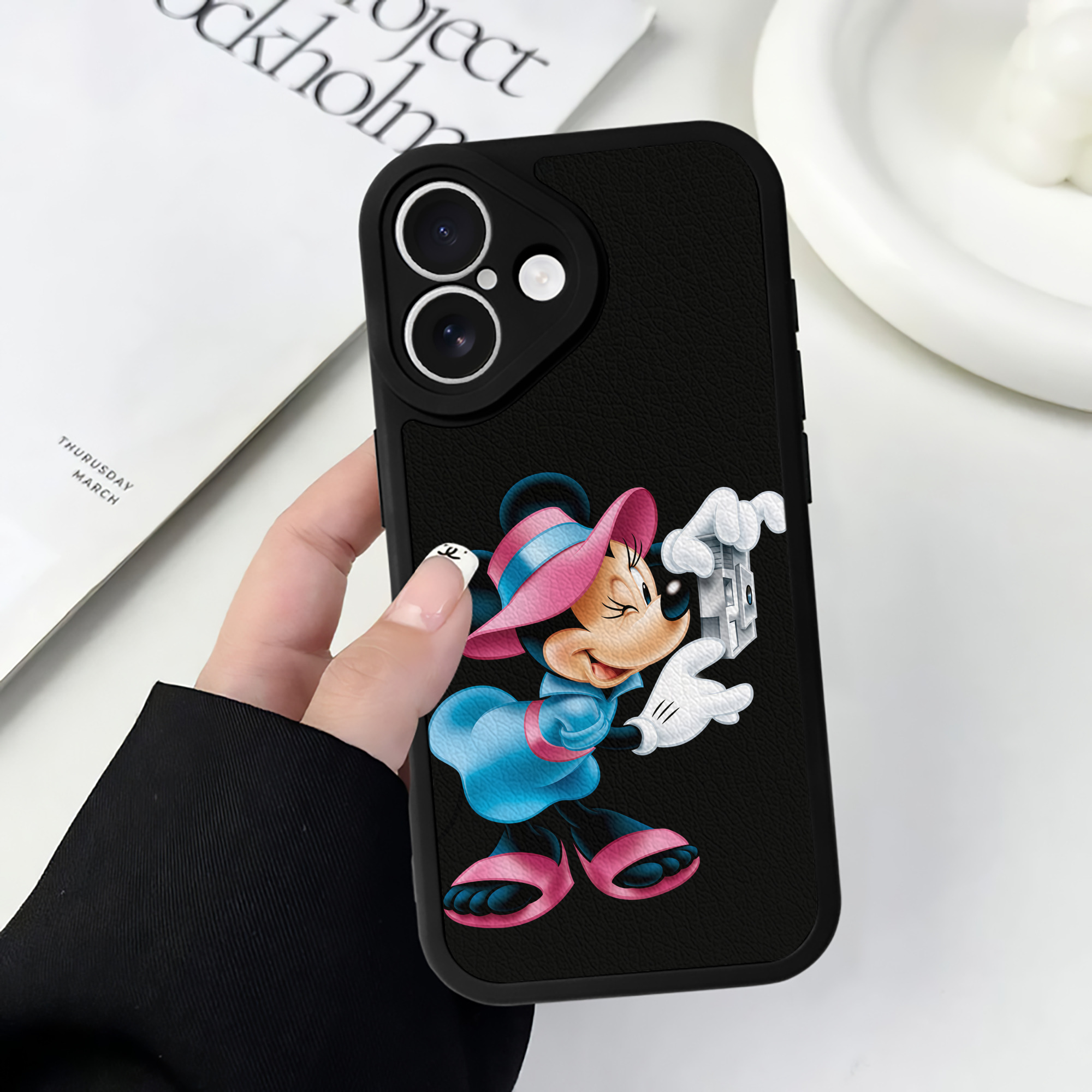 （画像用） ミッキーマウス Mickey Mouse 【iPhone 16シリーズ対応】シリコンスマホケース（レザー調） 材質：シリコン